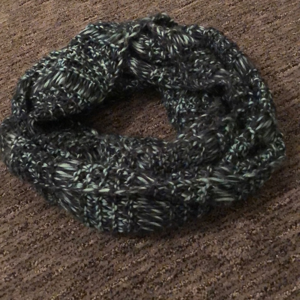 Navy and light blue chunky knit scarf